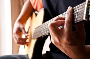 giải đáp thắc mắc cách chọn đàn guitar phù hợp cho học viên