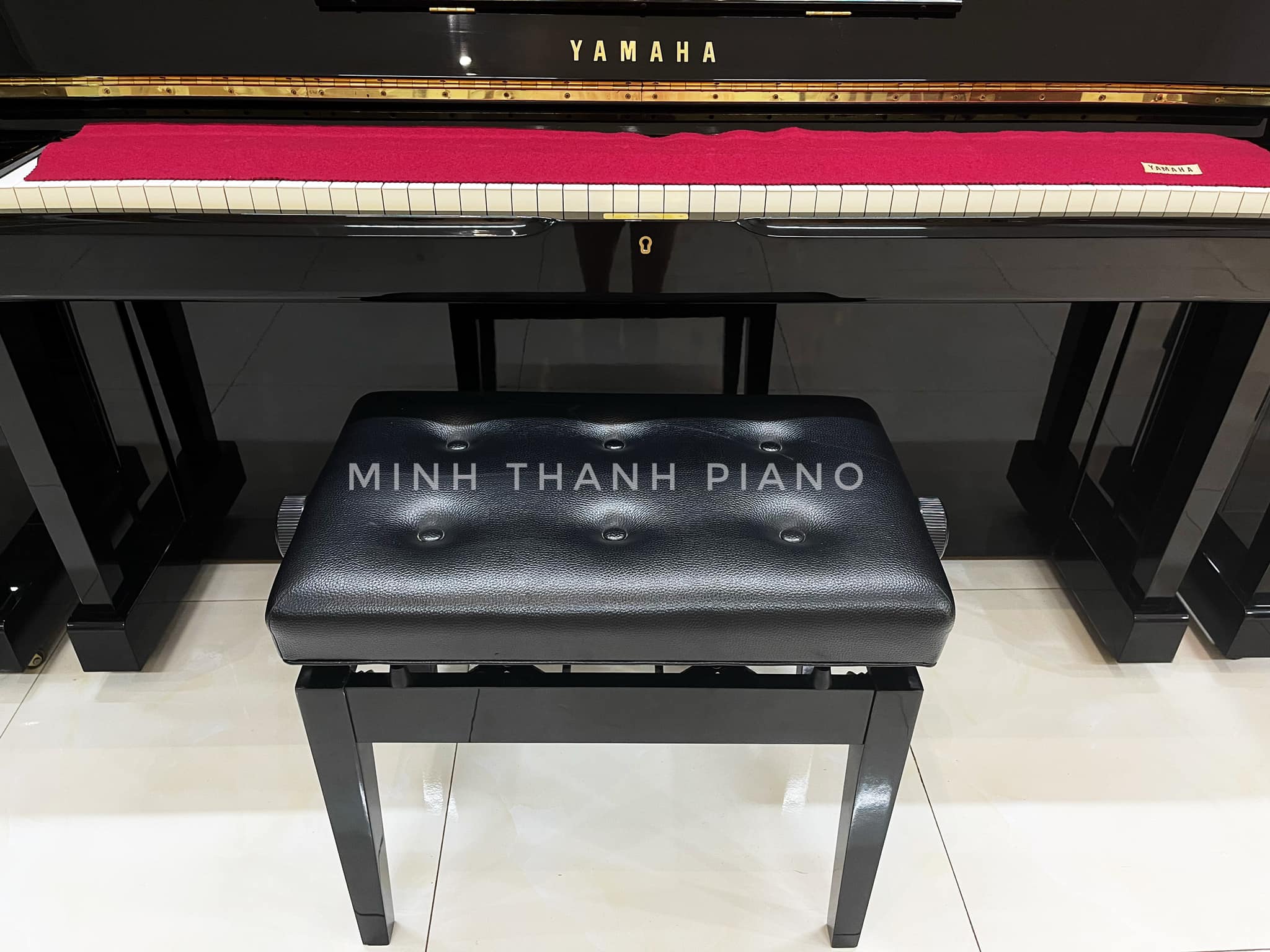 ghế và khăn phủ phím đàn piano