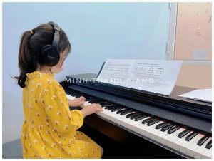 đàn piano điện đệm hát nhà thờ
